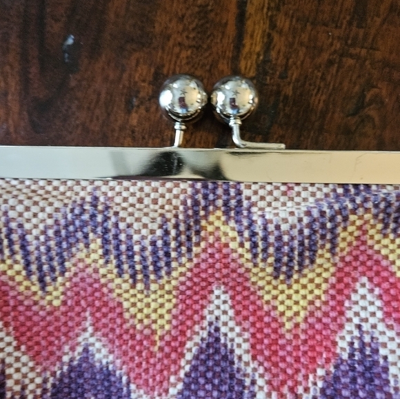 Street level kiss lock closure super fun purse. - Picture 8 of 12